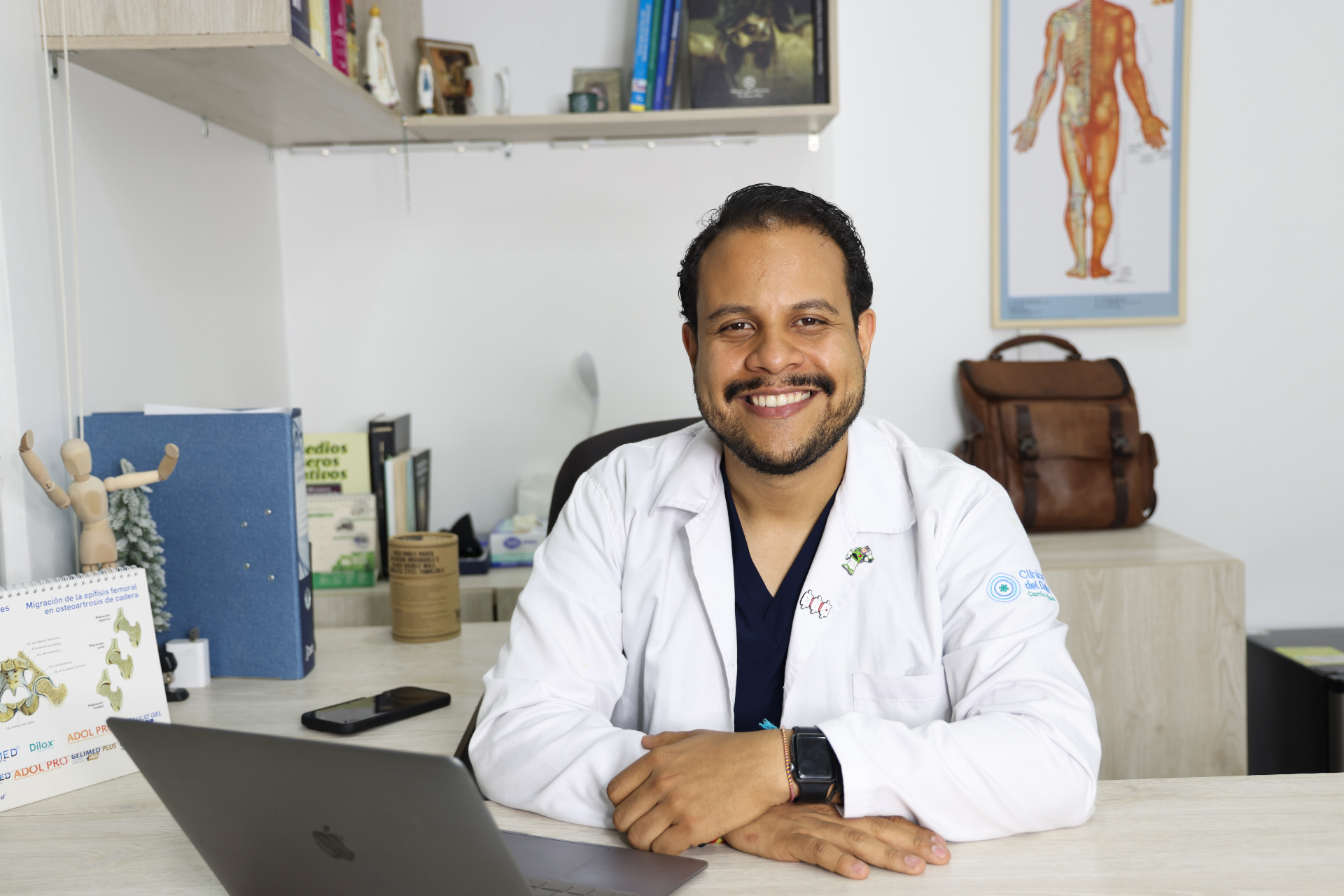 Camilo Astaiza en el consultorio
